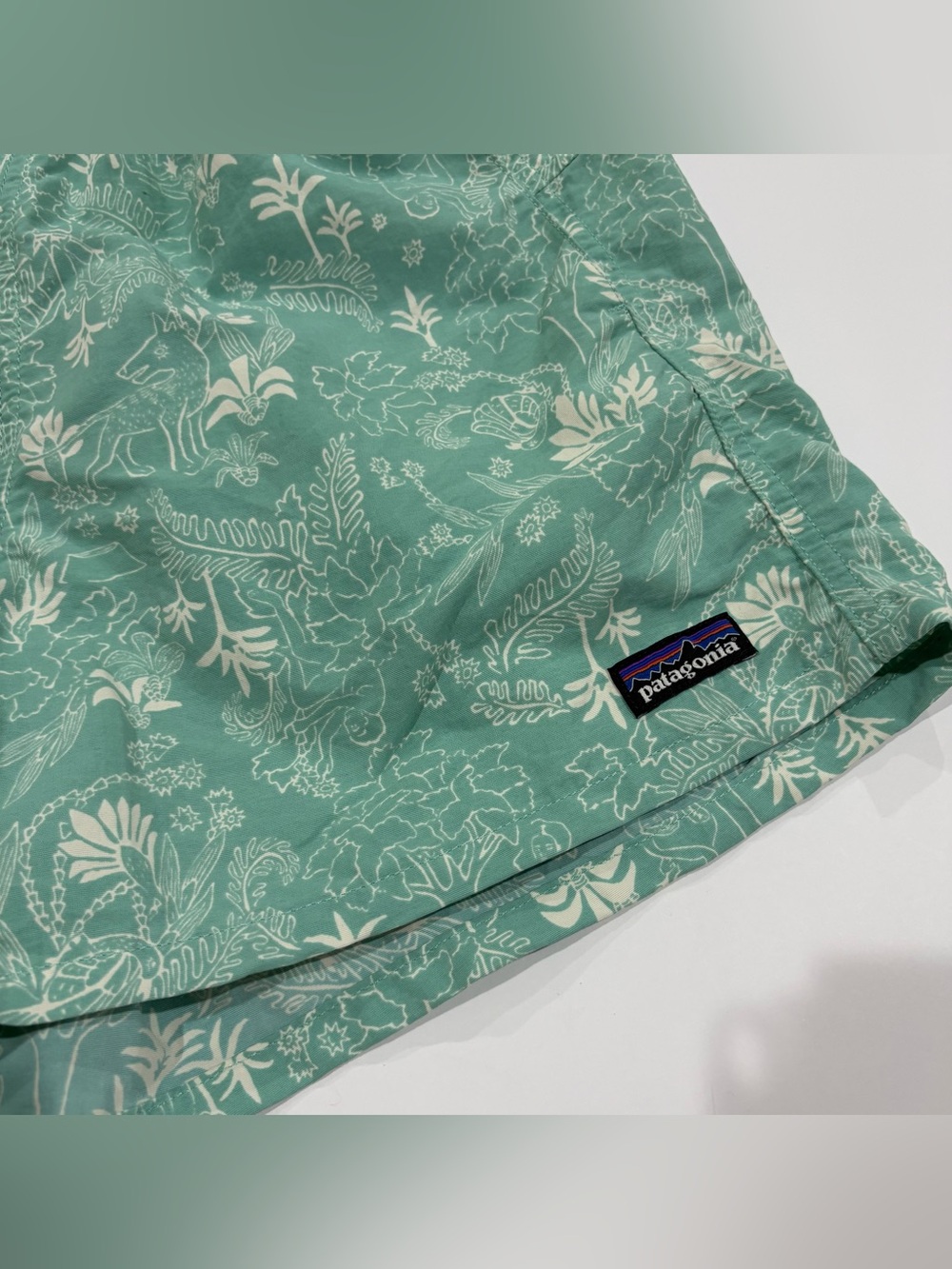 Patagonia Womens XS Baggies Shorts Green Tropical Print Hiking Outdoor - Picture 3 of 8